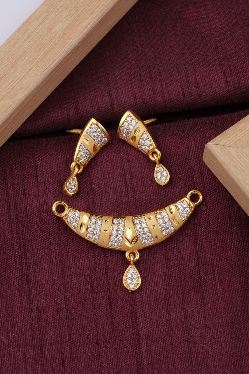 Elegant Floral Design Micro Gold Plated And Pendant Set