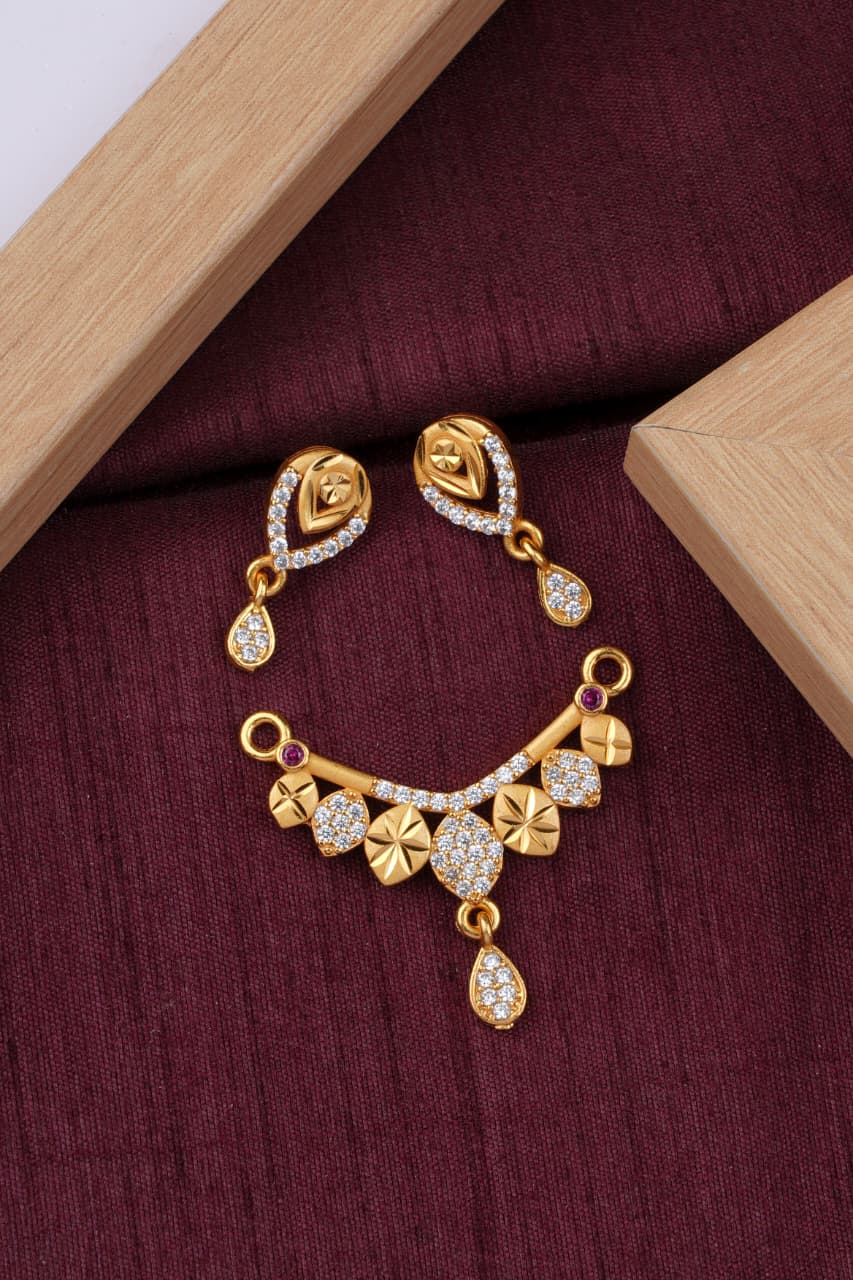 Elegant Floral Design Micro Gold Plated And Pendant Set