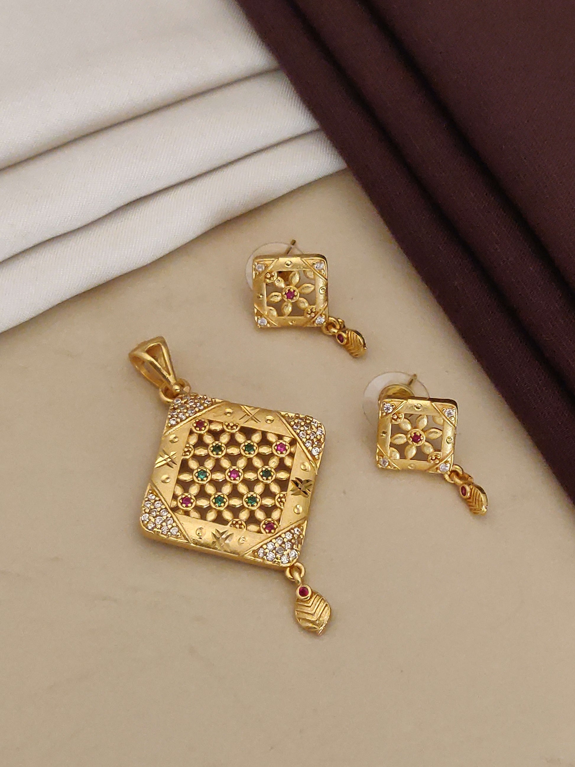 Forming Square Pendant Set