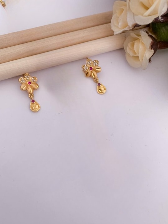 Micro Gold Plated And Diamond Studded Fancy Flower Pendant Set with Chain